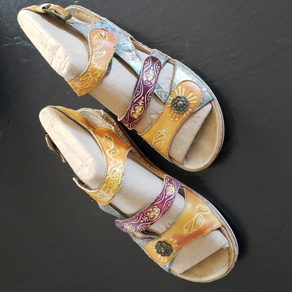 L'Artiste sandals
